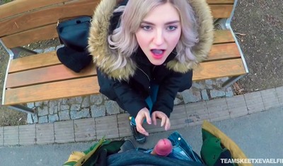 Русская девушка, находясь в зимней куртке, проводит публичный минет своему новому партнеру.