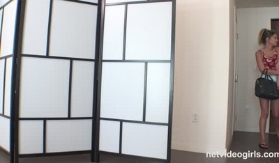Студентка возбуждена литературой, начала мастурбировать в библиотеке колледжа.