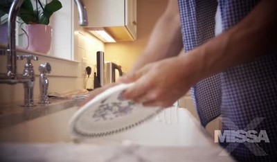 Парень на кухне заставляет сестру дать в писю глубокий минет.
