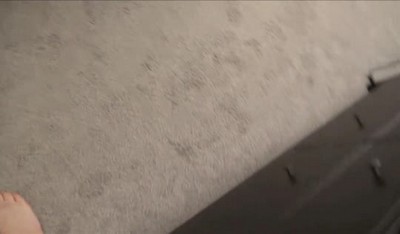 Когда брат не был дома, толстая шатенка взяла в свои руки бордовое платье и показала племяннику свою гладко выбритую пилотку.