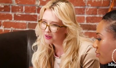 Начальник стянул с азиатской девушки платье и чулки, чтобы массажировать ее привлекательное тело.