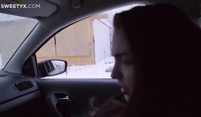 На морозной автобусной остановке мерзнет Натали, молодая и привлекательная русская девушка.