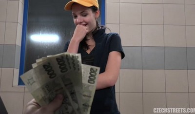 Красивая автомойщица предлагает клиентам дополнительные услуги.