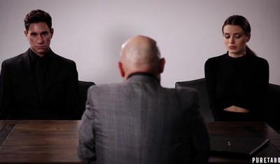 Дядя взял на себя заботу о племяннице в онлайн-порно.