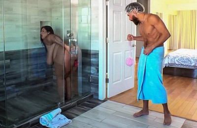 Хищник находит порно с пышными девушками.